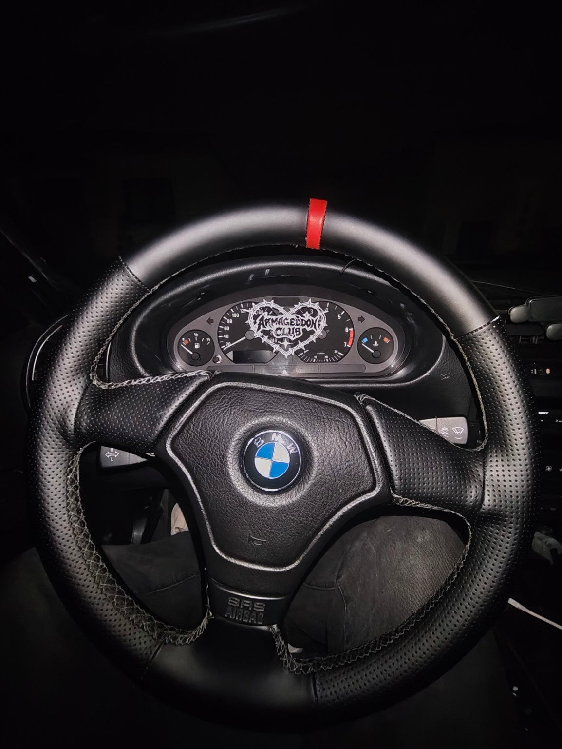 Armageddon Club Sticker auf dem Tacho eines BMW